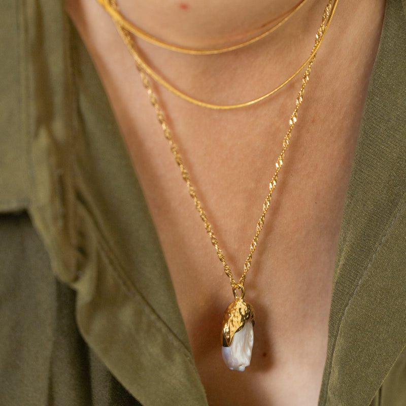 Luxe Pearl Golden Necklace
