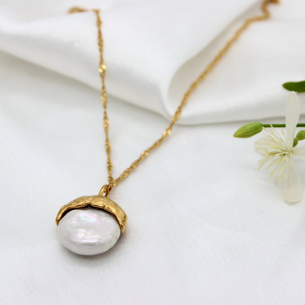 Luxe Pearl Golden Necklace